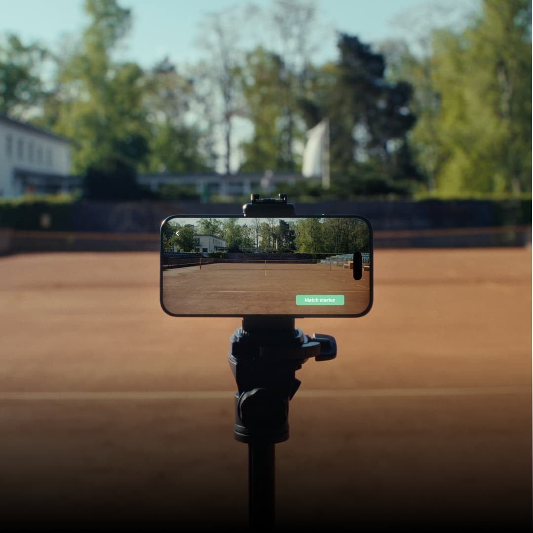 Smartphone mounted on a Tennis court displaying the official LK mode